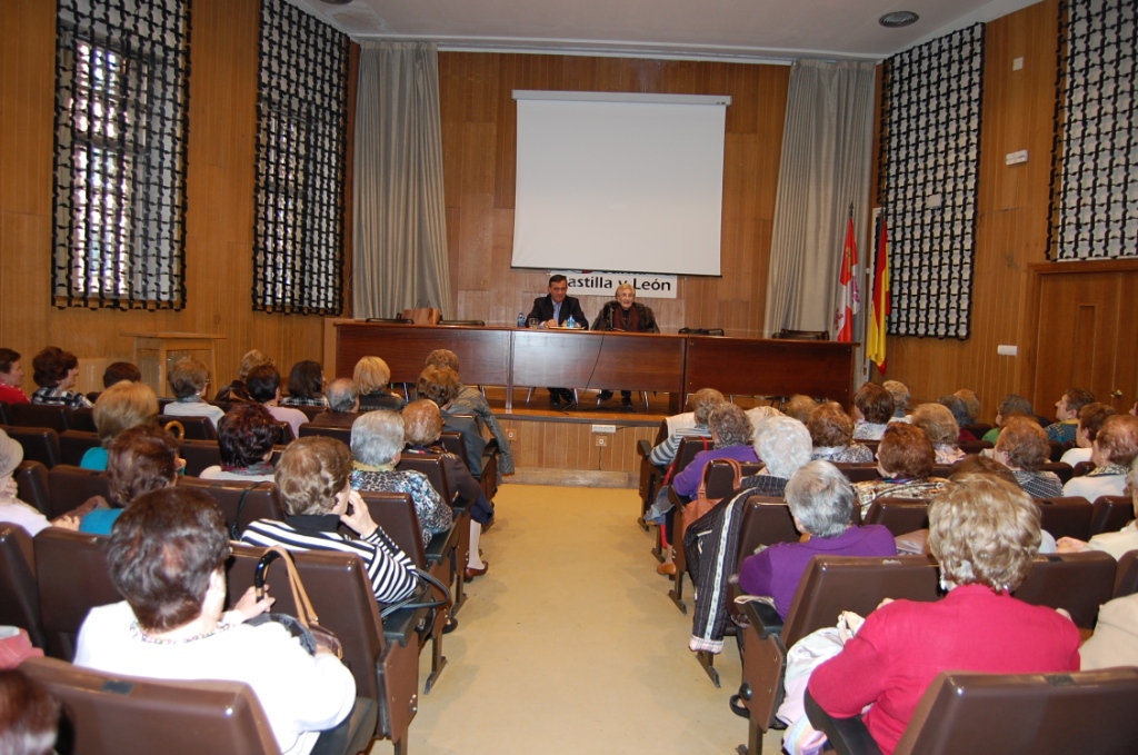 EL PRESIDENTE DE LA DIPUTACIÓN DA UNA CHARLA A LA ASOCIACIÓN DE LAS AMAS DE CASA Y USUARIOS NUMANCIA CON MOTIVO DEL BICENTENARIO DE LA INSTITUCIÓN PROVINCIAL